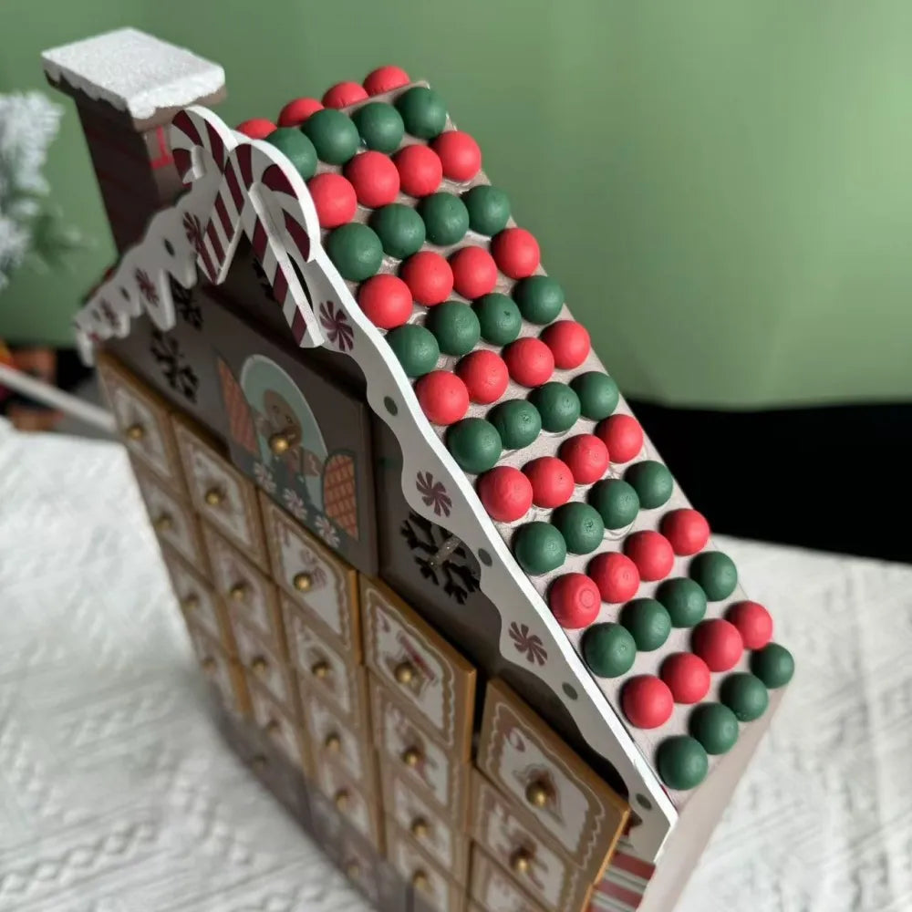 Calendario de Adviento de madera en forma de casita de jengibre