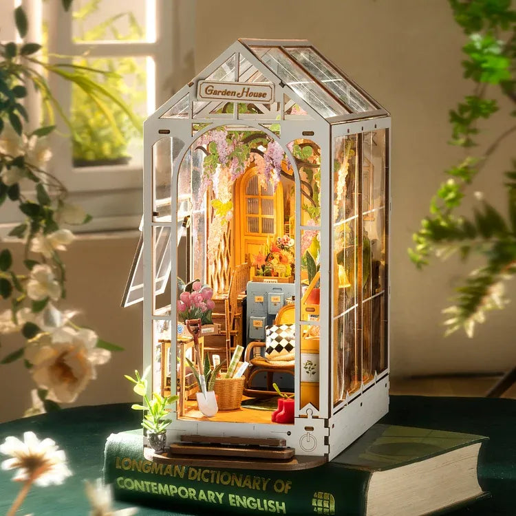 Kit de Book Nook de Casa de Jardín Navideña