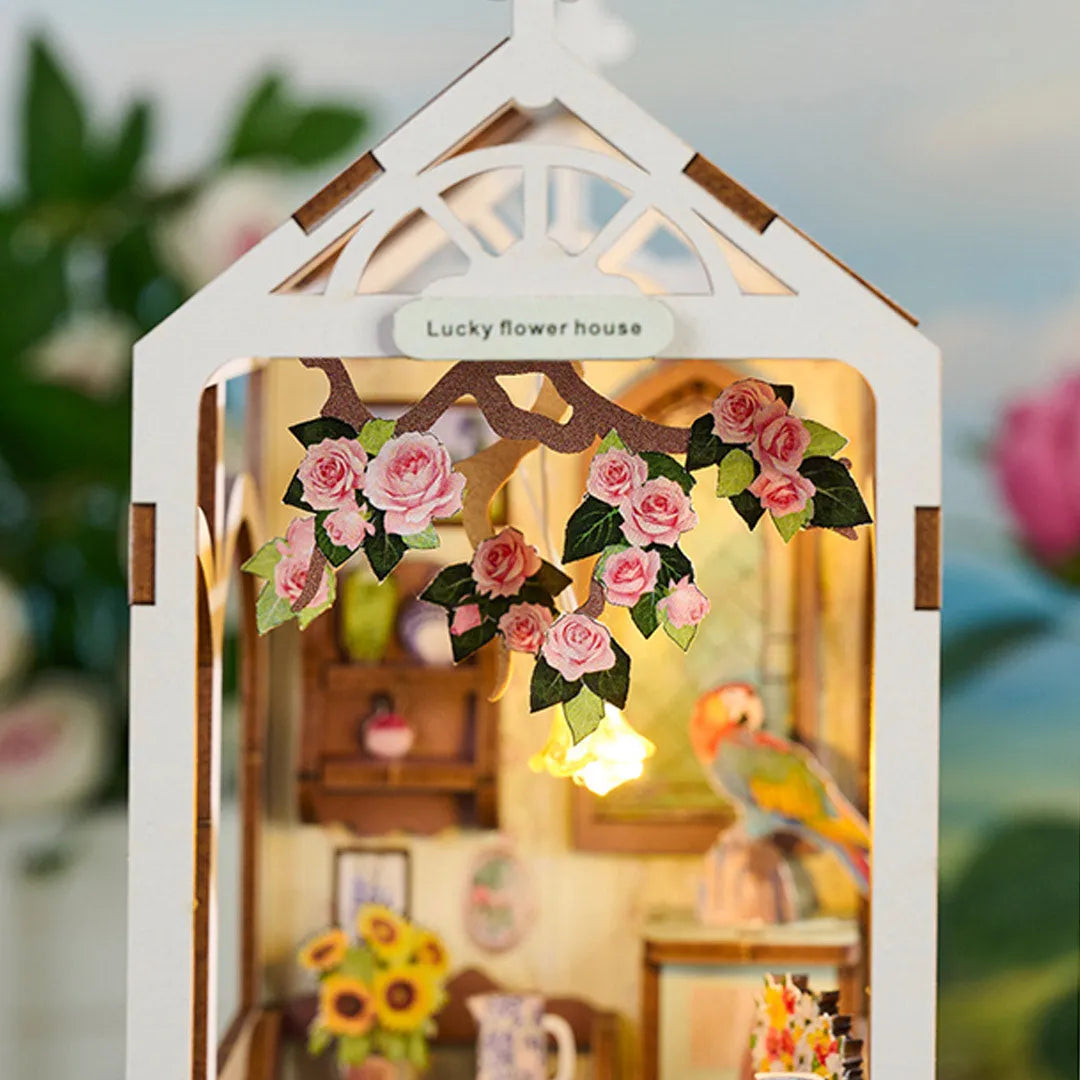 Kit de Book Nook Casa de las Flores de la Suerte