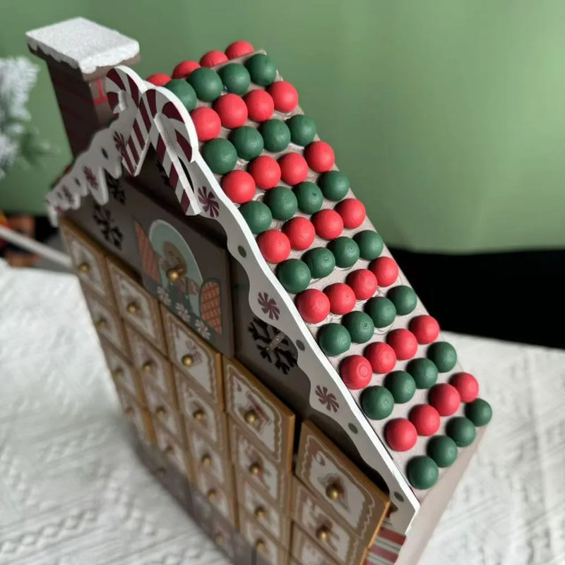 Calendario de Adviento de madera en forma de casita de jengibre